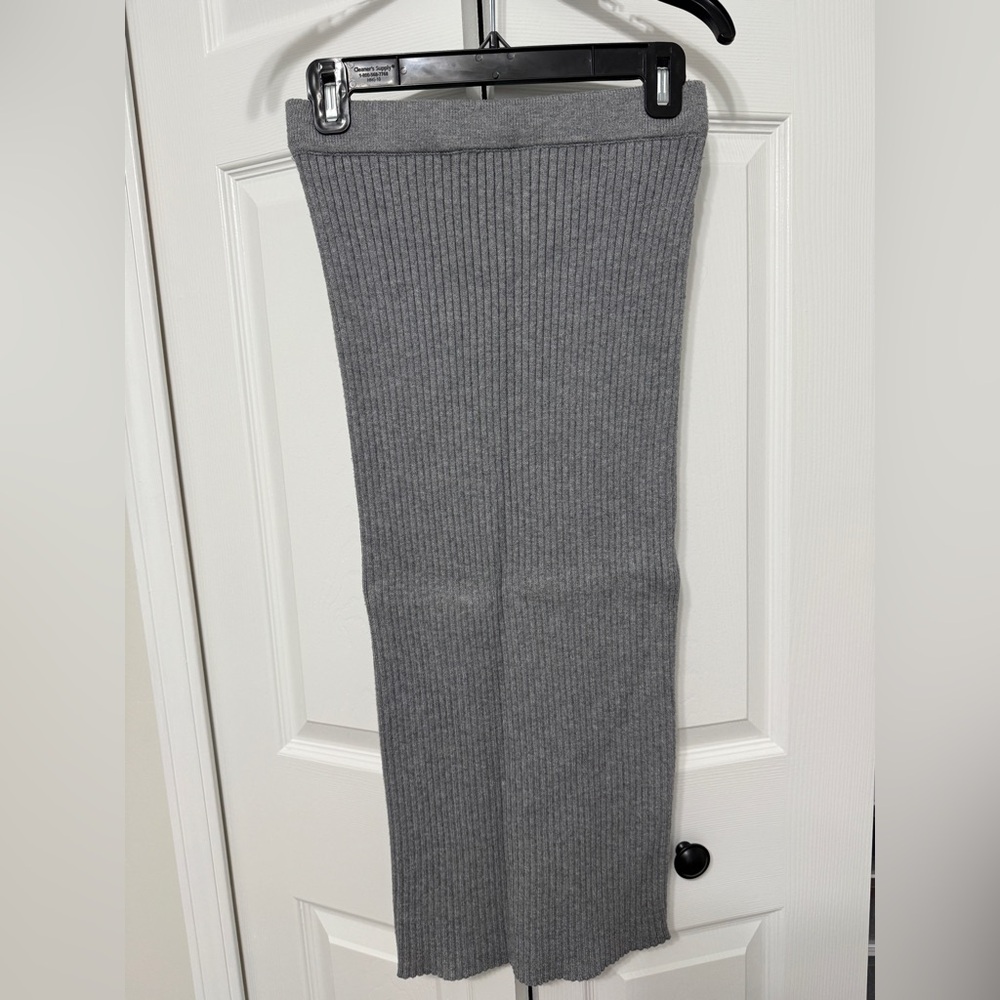 Tahari Light Gray Ribbed Knit Sweater